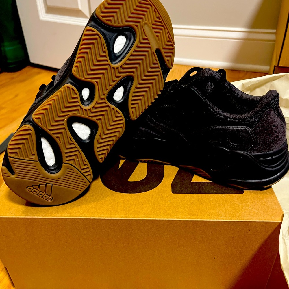 Yeezy 700 - Picture 4 of 5
